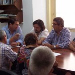 Pedro Romero junto con los dirigentes municipales de IU en Diputación