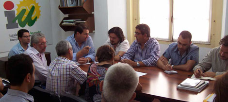 Pedro Romero junto con los dirigentes municipales de IU en Diputación