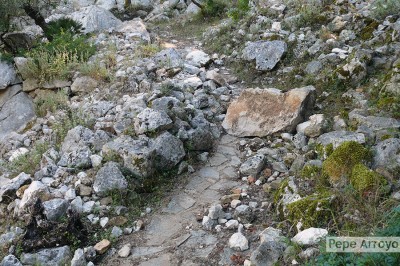 Rocas en el camino de acceso al Yacimiento