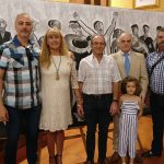 Integrantes de IU ante el cuadro de Agüera